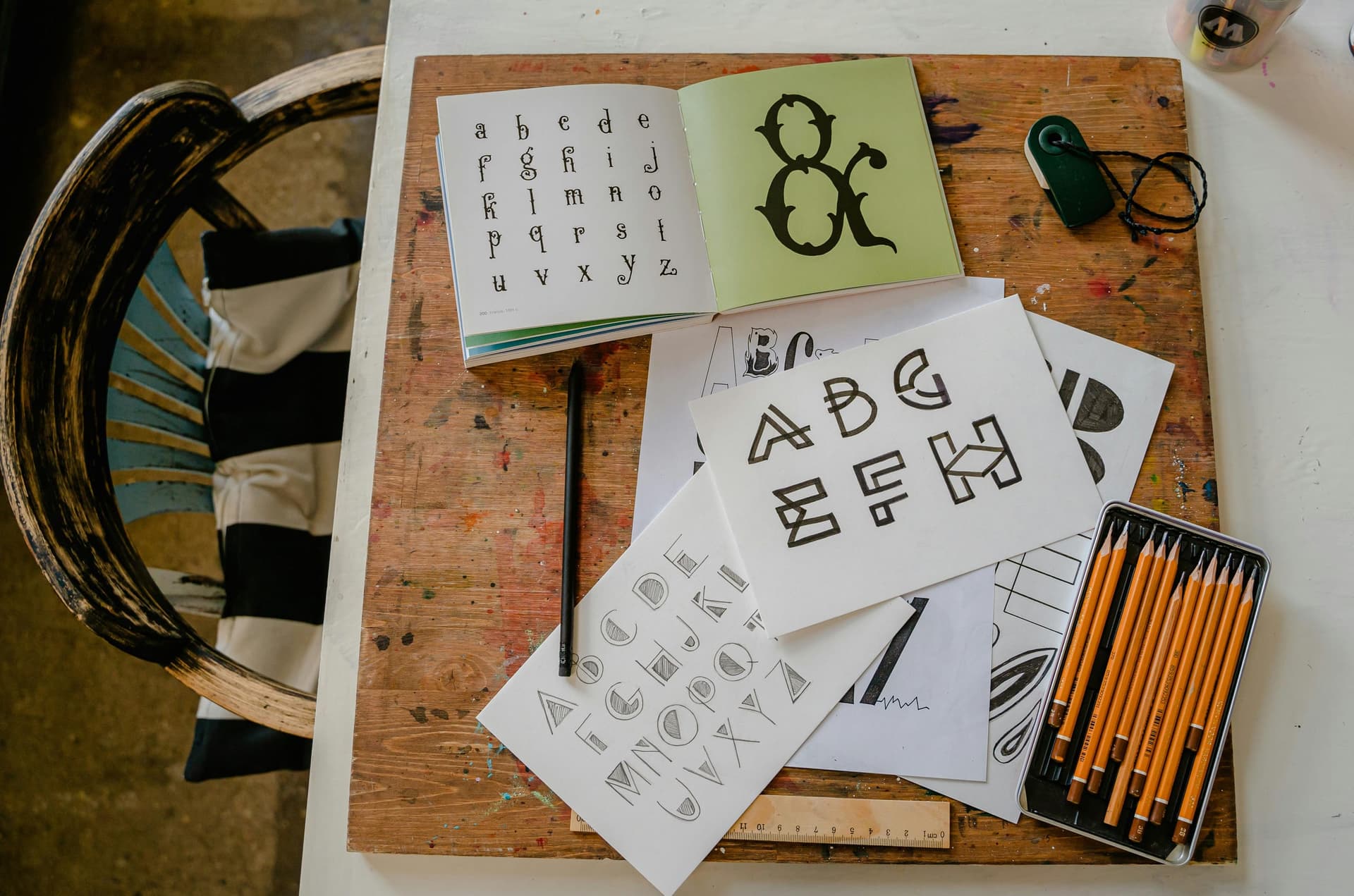 Voorbeeld van hyperbold typografie met extra dikke letters